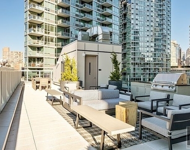 West 36th Street - Photo Thumbnail 5