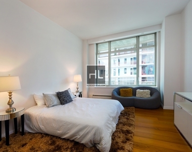 East 59 Street - Photo Thumbnail 2
