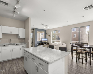 2450 W Glenrosa Avenue - Photo Thumbnail 11