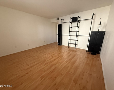 1920 W Lindner Avenue - Photo Thumbnail 16