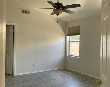 3409 E Menadota Drive - Photo Thumbnail 10
