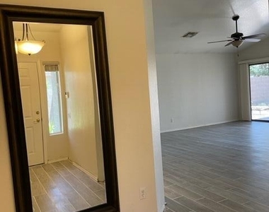3409 E Menadota Drive - Photo Thumbnail 3