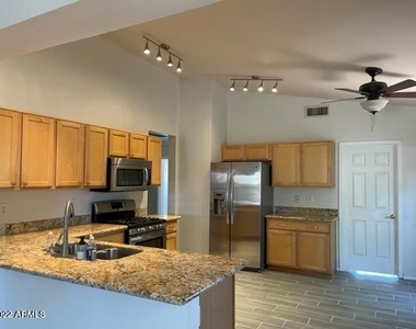 3409 E Menadota Drive - Photo Thumbnail 5