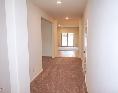 104 E Moonlight Trail - Photo Thumbnail 7