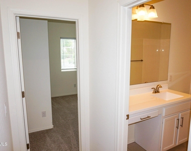 104 E Moonlight Trail - Photo Thumbnail 17