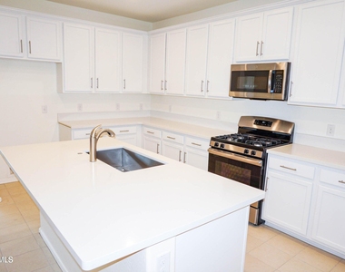 104 E Moonlight Trail - Photo Thumbnail 2