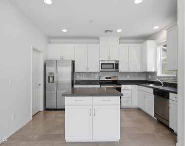 14870 W Encanto Boulevard - Photo Thumbnail 6