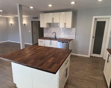 1115 E Whitton Avenue - Photo Thumbnail 1