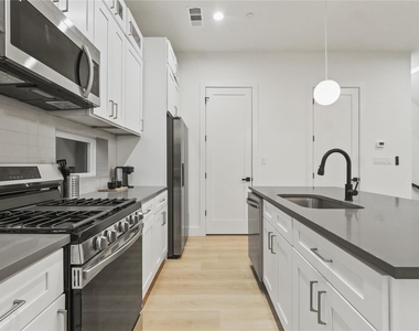 2031 N Prairie Avenue - Photo Thumbnail 10