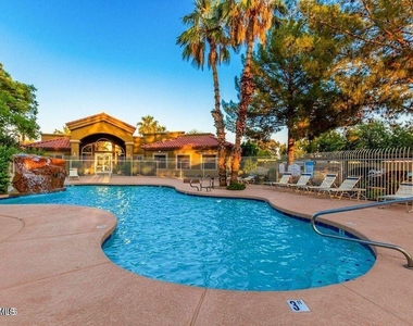 2929 W Yorkshire Drive - Photo Thumbnail 21