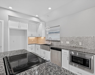 608 E College Street - Photo Thumbnail 5