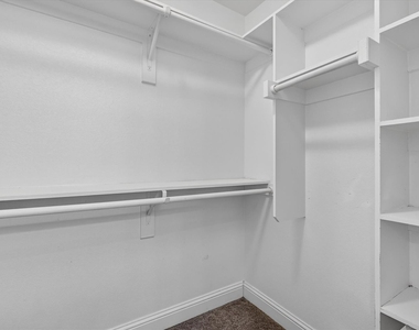 608 E College Street - Photo Thumbnail 14