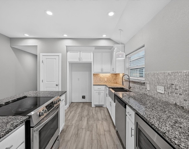 608 E College Street - Photo Thumbnail 4