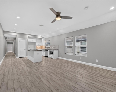 608 E College Street - Photo Thumbnail 2