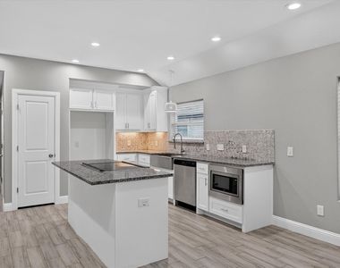 608 E College Street - Photo Thumbnail 3