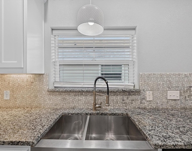 608 E College Street - Photo Thumbnail 6
