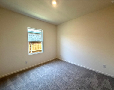 1246 Lambert Lane - Photo Thumbnail 5