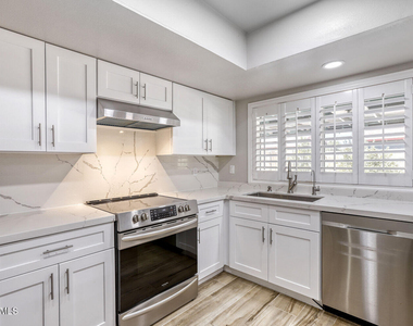 4932 W Mercer Lane - Photo Thumbnail 3