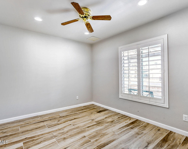 4932 W Mercer Lane - Photo Thumbnail 6