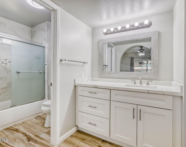4932 W Mercer Lane - Photo Thumbnail 5