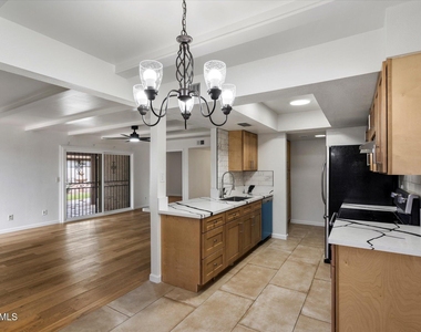 5520 N 77th Place - Photo Thumbnail 7
