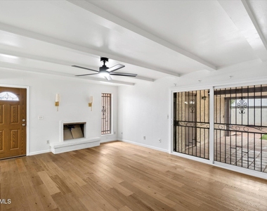 5520 N 77th Place - Photo Thumbnail 3