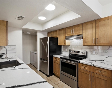 5520 N 77th Place - Photo Thumbnail 9