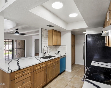 5520 N 77th Place - Photo Thumbnail 8