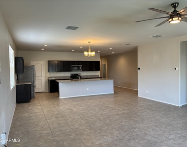 25698 W Desert Drive - Photo Thumbnail 7