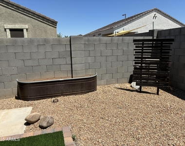 25698 W Desert Drive - Photo Thumbnail 22