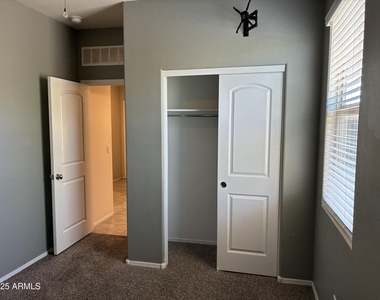 25698 W Desert Drive - Photo Thumbnail 14