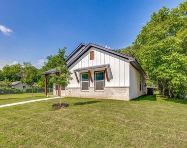 747 N Wilhite Street - Photo Thumbnail 2