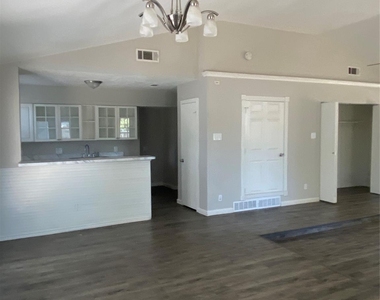 2516 Trinity Street - Photo Thumbnail 7