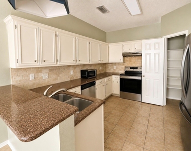 7900 Squire Lane - Photo Thumbnail 6
