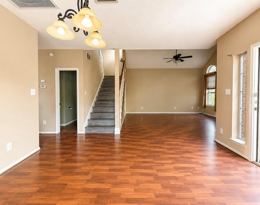 7900 Squire Lane - Photo Thumbnail 2