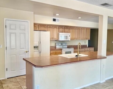 11801 N Coggins Drive - Photo Thumbnail 2
