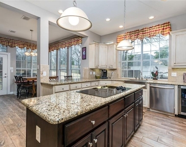 818 Stratford Drive - Photo Thumbnail 4