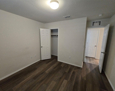 1126 Ainsley Lane - Photo Thumbnail 10