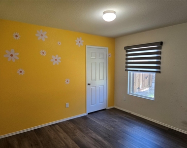 1126 Ainsley Lane - Photo Thumbnail 12