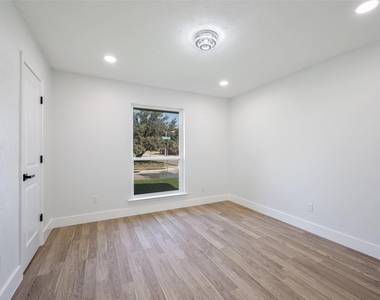 2400 Bengal Lane - Photo Thumbnail 13