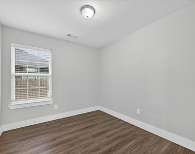 1032 Ray Drive - Photo Thumbnail 17