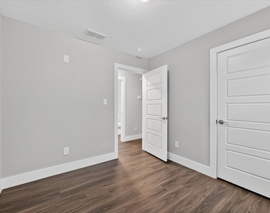 1032 Ray Drive - Photo Thumbnail 18