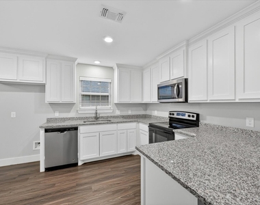 1032 Ray Drive - Photo Thumbnail 5