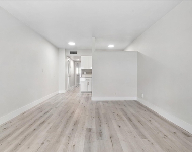 1638 Plunkett Street - Photo Thumbnail 10