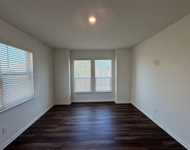 7512 Noble Oaks Drive - Photo Thumbnail 2