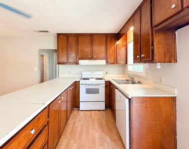 1705 N Robinson Street - Photo Thumbnail 6