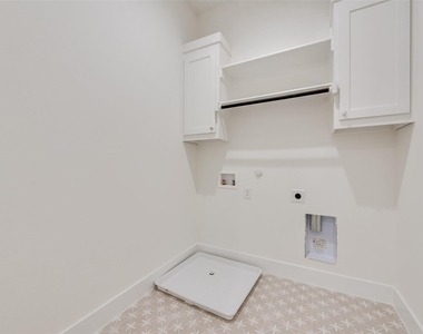 2410 Boyd Street - Photo Thumbnail 12