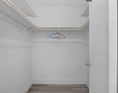 17051 Ne 35th Avenue - Photo Thumbnail 8