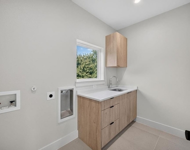 413 Graham Avenue - Photo Thumbnail 17