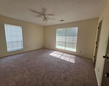 107 Bluebonnet Trail - Photo Thumbnail 7